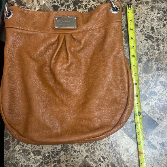 Marc Jacobs Tan Leather Shoulder Bag callouts in the picture. - Picture 10 of 11
